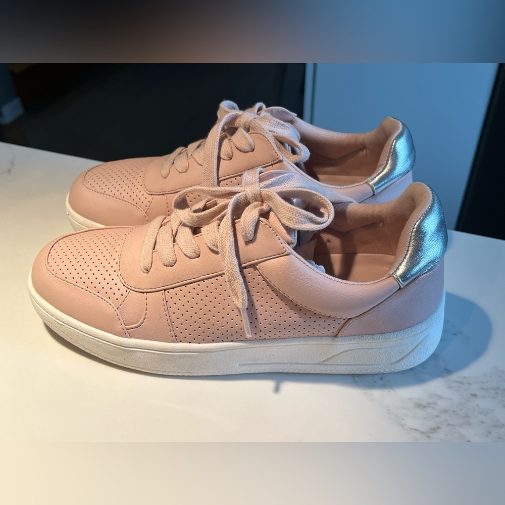 NWOT Women's Pink Steve Madden Sneakers. Size 6.